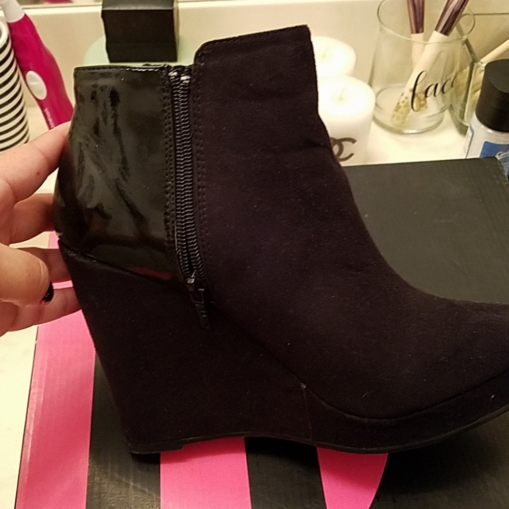 Shoes - Picture 2 of 4